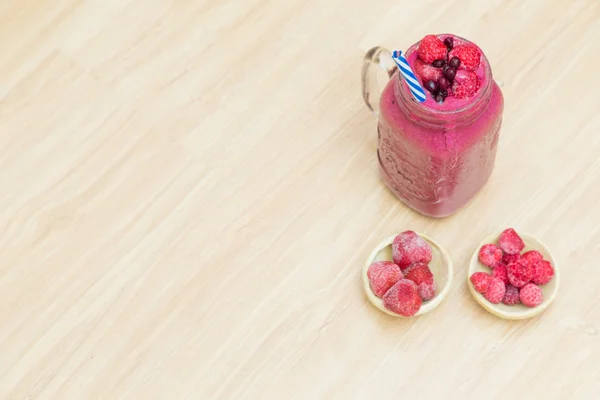 Tarro de batidos con fresas de arándanos y arándanos en woo — Foto de Stock