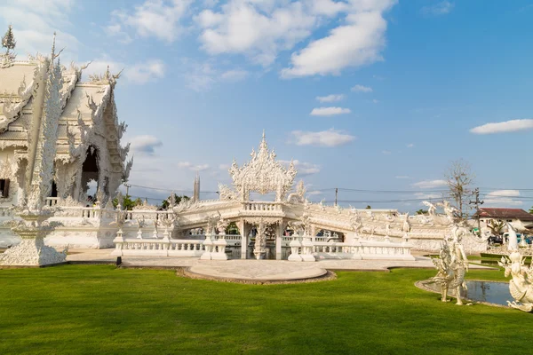 Tailandia templo blanco uno de los famosos de la provincia de Chiang Rai — Foto de Stock