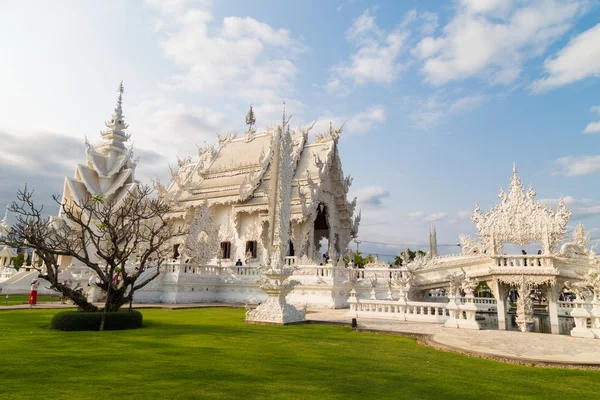 Tailandia templo blanco uno de los famosos de la provincia de Chiang Rai — Foto de Stock