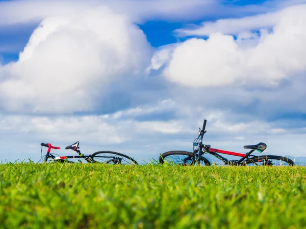 Bicicleta no parque com o nascer do sol céu azul . — Fotografia de Stock