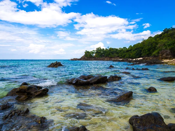 Belle plage avec des eaux bleues cristallines et rocheuses — Photo