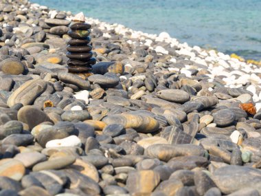 Lipe beach dağ arka plan siyah taşlar