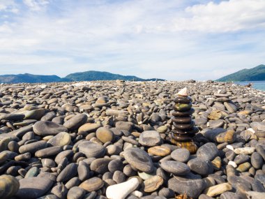 Lipe beach dağ arka plan siyah taşlar