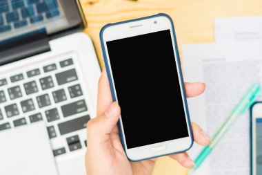 İş adam elini cep telefonu üzerinde ahşap kopya ile mümkün tutuyor