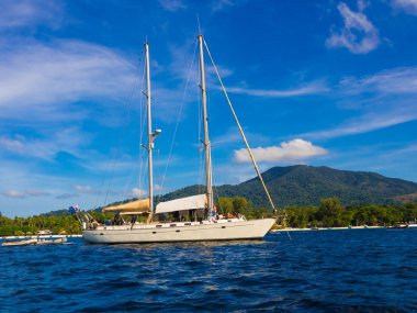 Andaman Denizi'nde yelkenli tekne