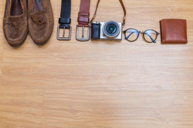 Bazı deri nesne üzerinde ahşap görünümü hippi erkek yolcu giysi top