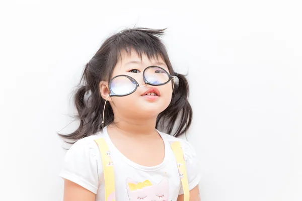 Asya Sevimli Küçük Kız Beyaz Arka Plan Üzerinde Gözlük — Stok fotoğraf