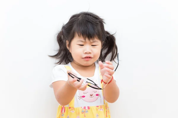 Gözlüklü Asyalı sevimli küçük kız — Stok fotoğraf