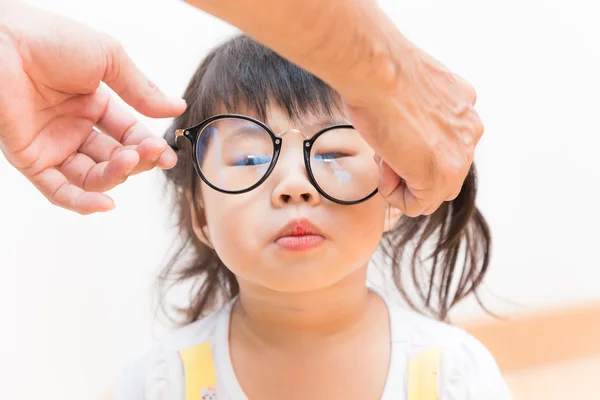 Bella asiatico felice ragazza indossare occhiali — Foto Stock