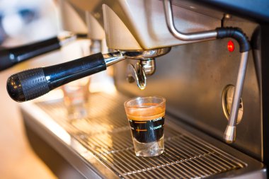 Espresso kahve dökme makine hazırlar. Profesyonel kahve bira