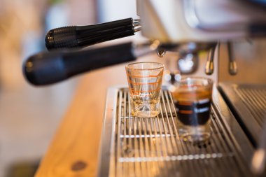 Espresso kahve dökme makine hazırlar