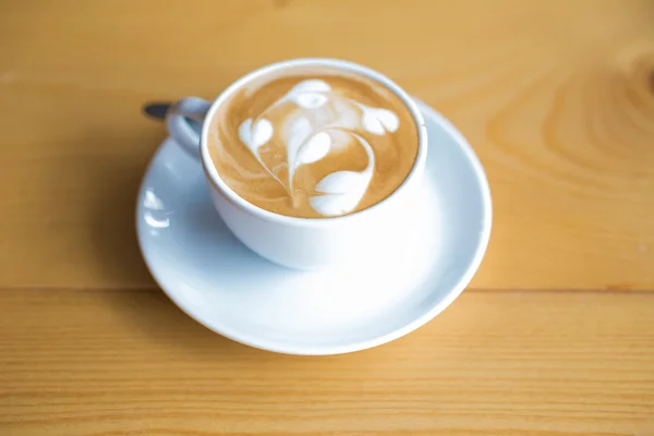 A forró kávé a latte art fehér üveg — Stock Fotó