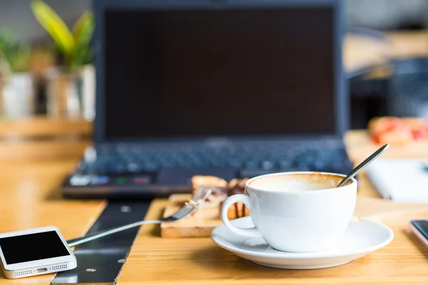 Laptop Mit Tasse Kaffee Und Telefon Auf Altem Holztisch Café — Stockfoto