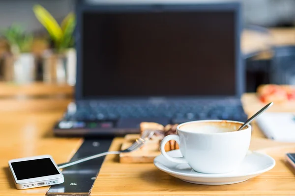 Xícara Café Laptop Chão Madeira Com Telefone Celular Comunicação Negócios — Fotografia de Stock