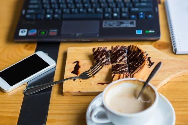 Kopje koffie en laptop op houten vloer met cellphone — Stockfoto