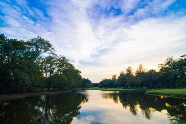 Bahar Parkı günbatımı gölde