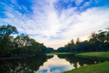 Bahar Parkı günbatımı gölde