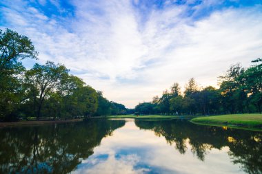 Bahar Parkı günbatımı gölde