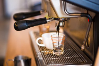 Yapma kahve kafede kahve makinesini kapat