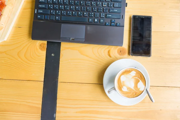 Flat lag office spullen met slimme telefoon laptop ontbijt sweet een — Stockfoto