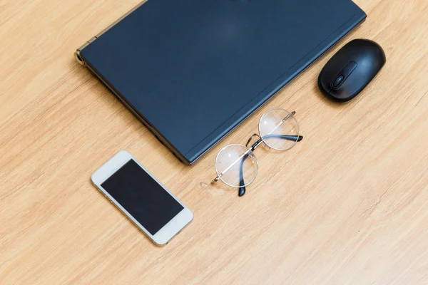 Piatto computer portatile oggetto lay con occhiali e cellulare — Foto Stock