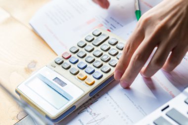 Elle hesaplama ve inve gözden geçirme iş adama girişimcinin
