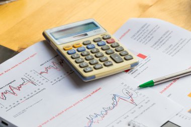 Grafik veri hesaplama ve ahşap masa üzerinde kalem ile kağıtları