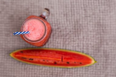 Karpuz smoothy içecek gözlük karpuz dilimleri ile