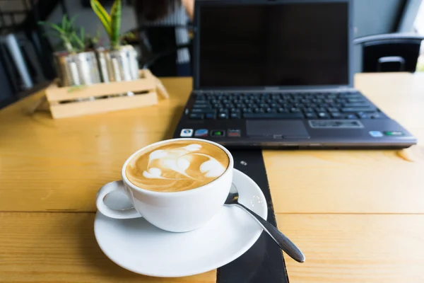 Latte Art Koffie Cup Laptop Voor Het Bedrijfsleven Houten Tafel — Stockfoto