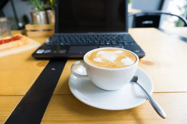 Caffettiera Latte Bianco Con Computer Portatile Caffetteria Spazio Lavoro — Foto Stock