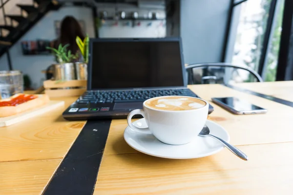 Copo Café Branco Latte Com Laptop Café Espaço Trabalho — Fotografia de Stock