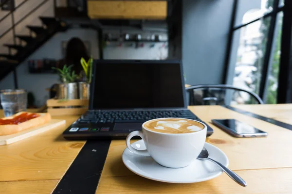 Beyaz Latte Kahve Kupası Kahve Dükkanı Çalışma Alanı Içinde Laptop — Stok fotoğraf