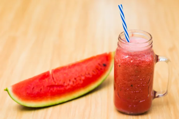 Bio-Wassermelone Smothie und Scheiben — Stockfoto