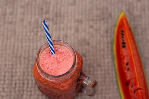 Wassermelone glattes Getränk in Gläsern mit Scheiben Wassermelone — Stockfoto