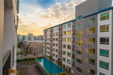 Modern condominium balkon ve arka planda mavi gökyüzü ile yeni blok