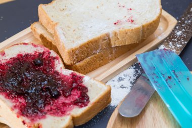 Ekmek ve blackcurrant ahşap plaka reçel