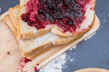 Ekmek ve blackcurrant ahşap tabak meyve besleyici reçel