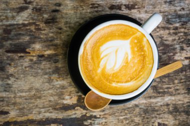 Ahşap masa kahve latte kadar beyaz