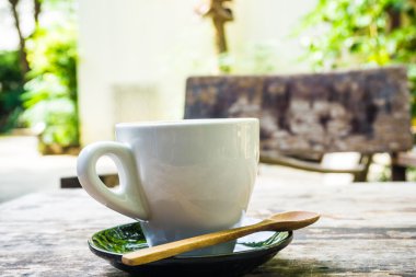 Beyaz seramik kahve üzerinde ahşap.