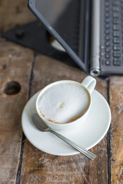 Caffè Latte Art Con Computer Portatili Vecchio Tavolo Legno Fuoco — Foto Stock