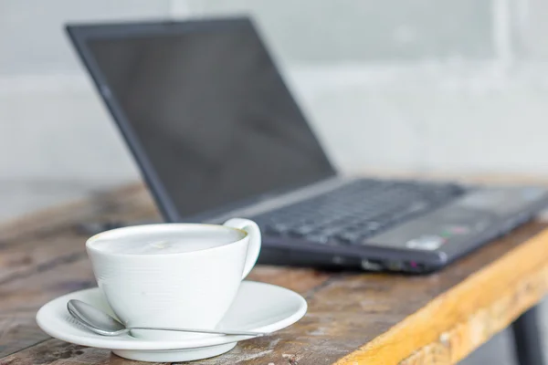 Café arte Latte com computadores portáteis na mesa de madeira velha — Fotografia de Stock