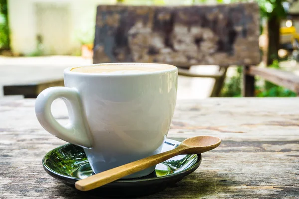 Café tasse en céramique blanche sur bois . — Photo