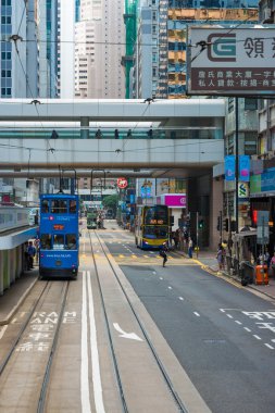 Hong Kong, Çin - 25 Ekim 2015: Hong Kong Adası'nın kuzey kıyı şeridi bir çift hat inşa reachable paralel tramvay Hong Kong tramvay, çalıştırmak.
