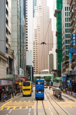 Hong Kong, Çin - 25 Ekim 2015: Hong Kong Adası'nın kuzey kıyı şeridi bir çift hat inşa reachable paralel tramvay Hong Kong tramvay, çalıştırmak.
