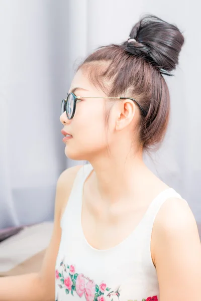 행복 한 아시아 젊은 학생 여자 착용 안경 집에서 — 스톡 사진