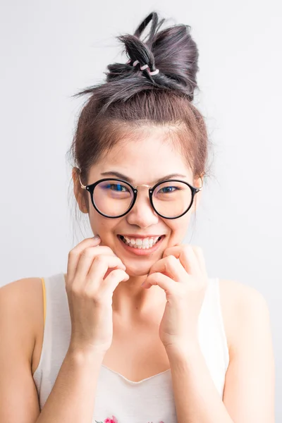 Glad asiatisk ung student kvinna bära glasögon hemma — Stockfoto