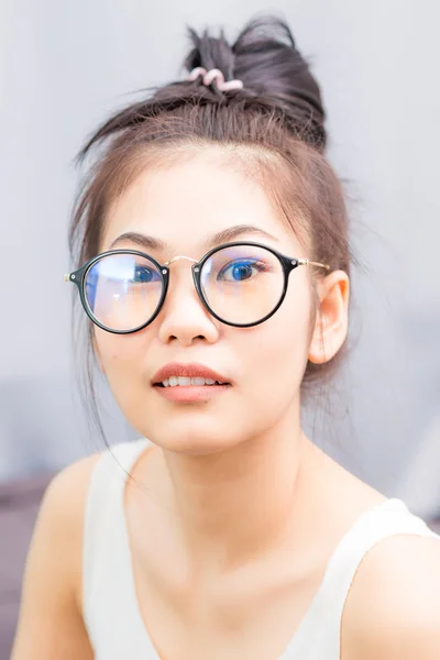 안경을 쓰고 행복 캐주얼 젊은 아시아 괴상 한 여자 — 스톡 사진