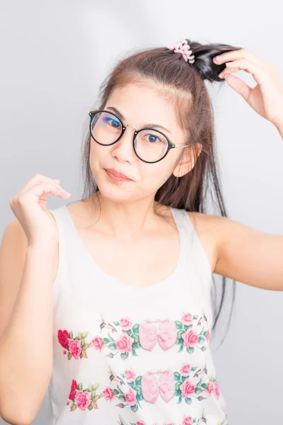 Felice asiatico giovane studente donna indossare occhiali a casa — Foto Stock