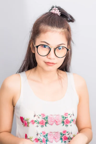 Feliz asiática joven estudiante mujer usar gafas en casa —  Fotos de Stock
