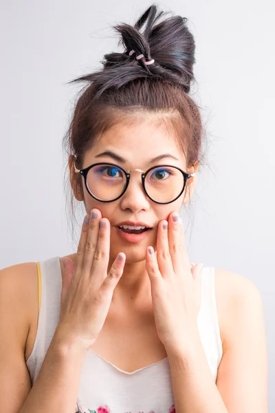 Mutlu Asya Genç öğrenci kadın giyim gözlük evde — Stok fotoğraf